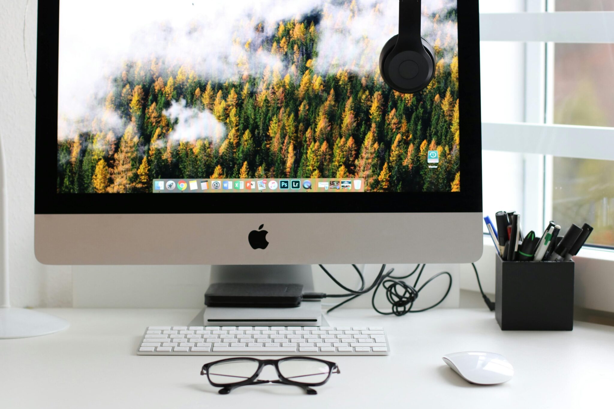 10-Awesome-Ways-To-Customize-Your-Desktop-Layout-scaledjpg | ALCON DTS: Austin, TX Best Managed IT Support Services Free Stylish home office workspace featuring a computer setup with accessories. Stock Photo